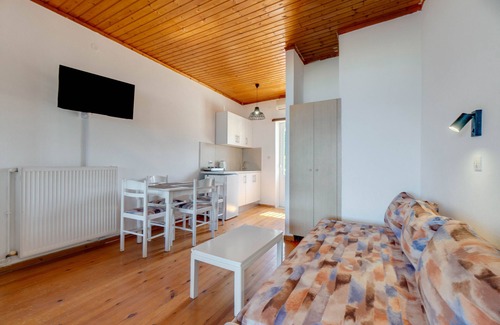 Kavos House | Holiday Home 'Sandy Beach House-1st Floor' with Shared Pool, Wi-Fi and Air Conditioning