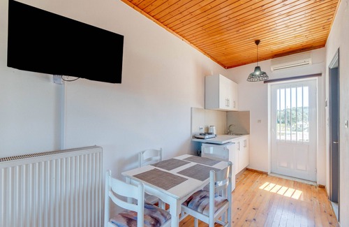 Kavos House | Holiday Home 'Sandy Beach House-1st Floor' with Shared Pool, Wi-Fi and Air Conditioning