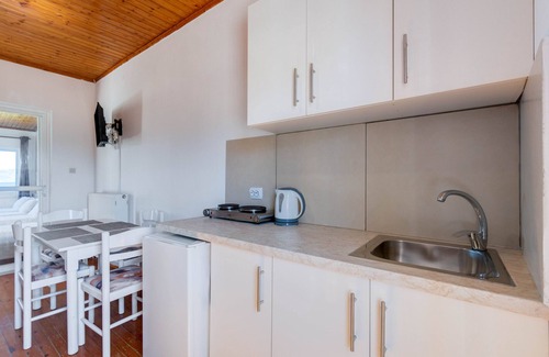 Kavos House | Holiday Home 'Sandy Beach House-1st Floor' with Shared Pool, Wi-Fi and Air Conditioning