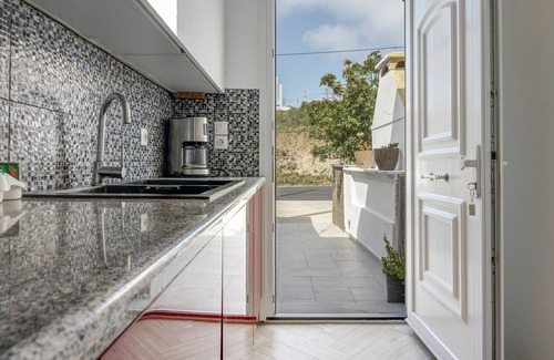 Vourvoulos House | Holiday Home 'Santoneta Villa Imerovigli' with Sea View, Wi-Fi and Air Conditioning