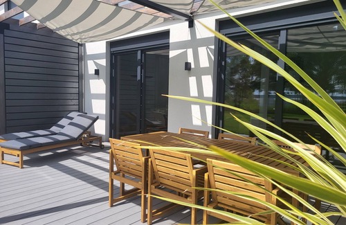 Muldestausee House | Holiday Home 'Schlossterrassen 8a' with Lake View, Private Terrace and Wi-Fi