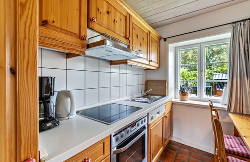 Alkersum House | Holiday Home 'Skriiwers Hüüs' with Private Terrace and Wi-Fi