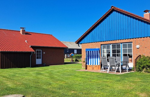 Pellworm Apartment | Holiday Home 'Springflut' with Shared Garden and Wi-Fi