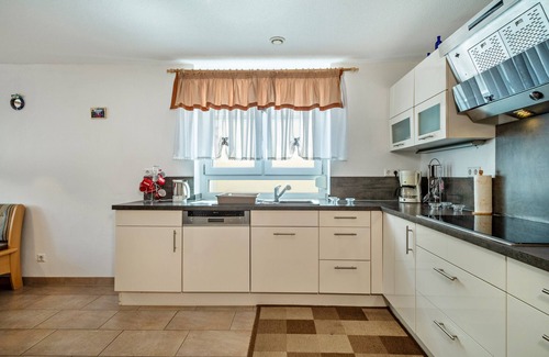 Markdorf House | Holiday Home 'Storchennest' with Private Terrace, Private Garden and Wi-Fi