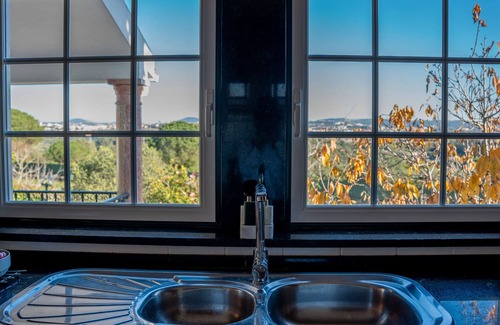 Sintra House | Holiday Home 'Super House with Pool In Sintra' with Mountain View, Wi-Fi and Air Conditioning