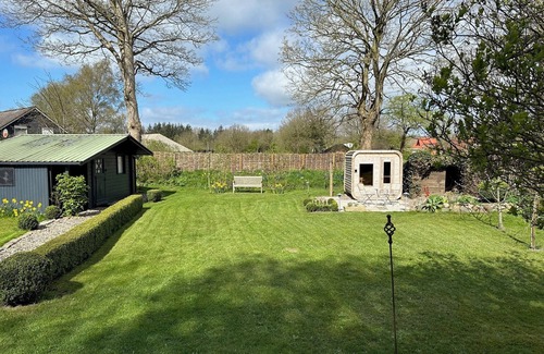 Suderstapel House | Holiday Home 'Tade Bo' with Private Terrace, Private Garden and Wi-Fi