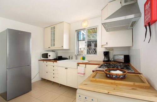 Jardim do Mar House | Holiday Home 'The Yellow House' with Sea View, Balcony and Wi-Fi