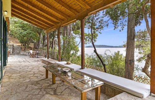Perigiali House | Holiday Home 'The Sea Martin' with Sea View, Wi-Fi and Air Conditioning