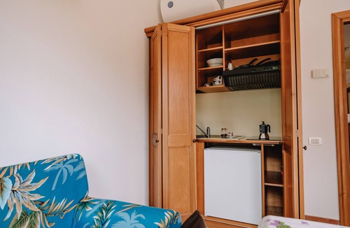 Is Molas House | Holiday Home "The Seaside Retreat" with Sea View, Shared Garden & Wi-Fi