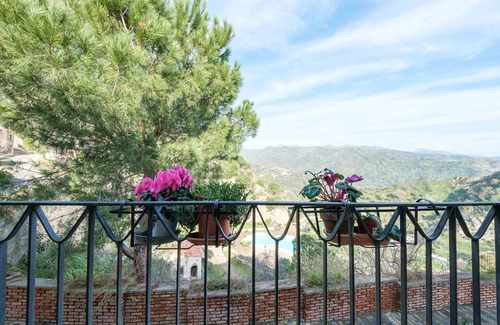 Savoca House | Holiday Home 'Tommaso E Martina' with Mountain View, Wi-Fi and Air Conditioning