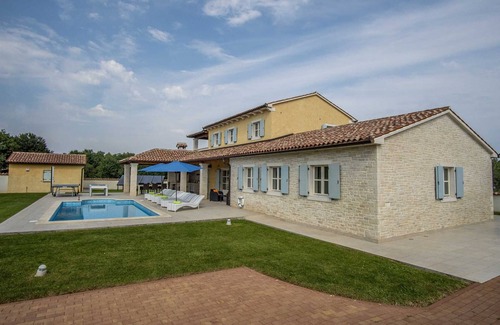 Pavicini Villa | Holiday Home Tranquil with Pool