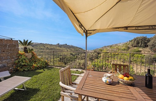 Pompeiana House | Holiday Home 'Tutti i Frutti' with Sea View & Shared Pool