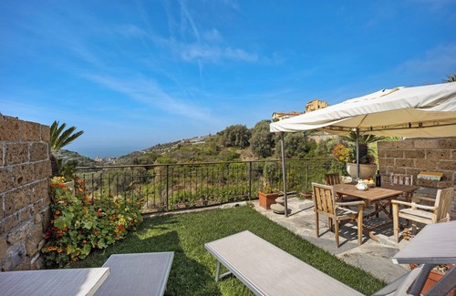 Pompeiana House | Holiday Home 'Tutti i Frutti' with Sea View & Shared Pool