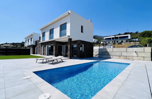 Port de la Selva Villa | Holiday Home Villa Perabeua with Pool, Garden & Wi-Fi