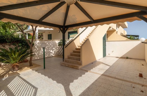 Punta Braccetto House | Holiday Home 'Villetta Punta Braccetto' with Sea View, Terrace & A/C