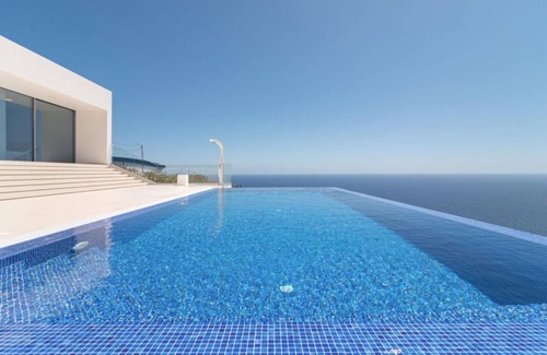 Estrela da Calheta House | Holiday Home "Villa Camacho - Ultra Luxury" with Sea View, Pool & Wi-Fi