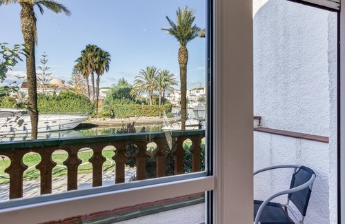 Empuriabrava House | Holiday Home "Vila Empuriabrava in the center" with Garden & Wi-Fi