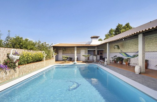 Oliveira De Azemeis House | Holiday Home 'Vila Soares' with Private Pool, Private Terrace and Wi-Fi