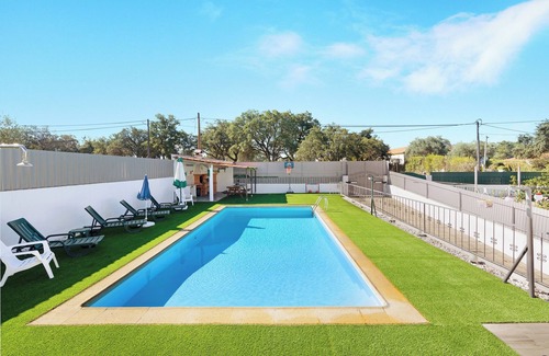 Vila Nogueira de Azeitao Villa | Holiday Home Villa As Cumadres with Mountain View, Pool, Garden & Wi-Fi