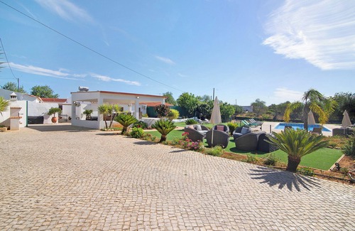 Albufeira House | Holiday Home 'Villa Assumadas' with Mountain View, Wi-Fi and Air Conditioning