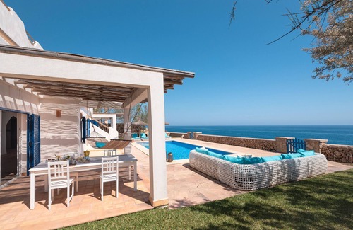 Portocolom House | Holiday Home 'Villa Domus Alba AB' with Sea View, Pool & Wi-Fi