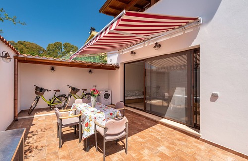 Torre degli Ulivi House | Holiday Home 'Villa Eleonora Residence App To 4' with Shared Pool, Wi-Fi