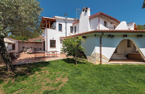 Torre degli Ulivi House | Holiday Home 'Villa Eleonora Residence App To 1' with Shared Pool, Wi-Fi and Air Conditioning
