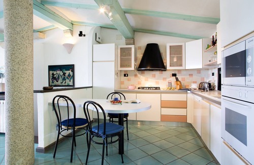 San Teodoro House | Holiday Home 'Villa Vanessa' with Sea View, Wi-Fi and Air Conditioning