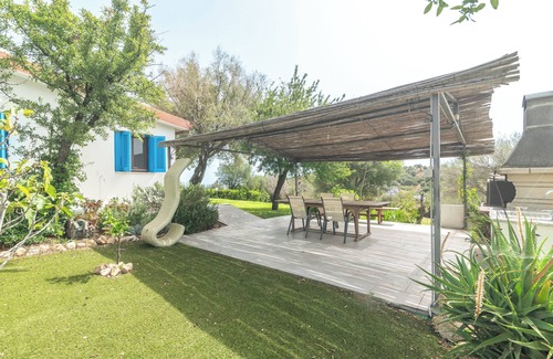 San Teodoro House | Holiday Home 'Villa singola con vista mare' with Sea View, Garden & A/C