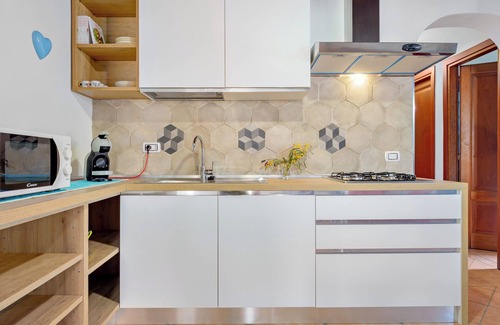San Teodoro House | Holiday Home 'Villa Quattro Cuori' with Private Terrace, Private Garden and Air Conditioning