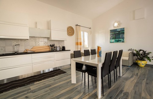 Loculi House | Holiday Home "Villa S'ena e Su Juncu" with Mountain View, Pool & Wi-Fi