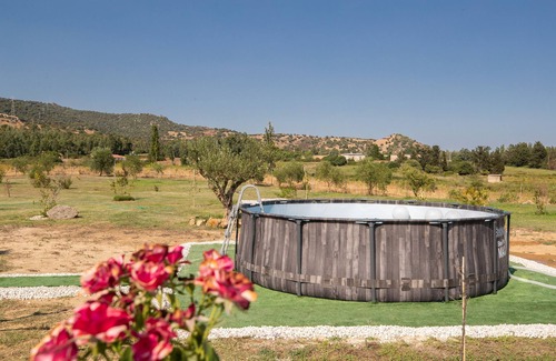 Loculi House | Holiday Home "Villa S'ena e Su Juncu" with Mountain View, Pool & Wi-Fi