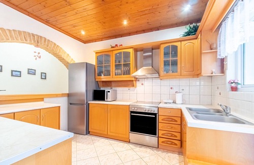 Marathias House | Holiday Home 'Villa Theo' with Mountain View, Wi-Fi and Air Conditioning