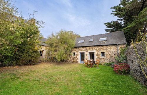 Pordic House | Holiday Home 'Ville Daniel' with Private Terrace, Private Garden and Wi-Fi