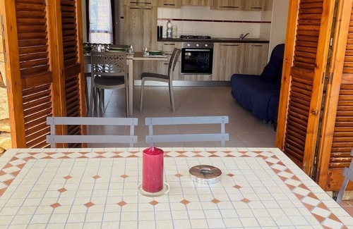 San Teodoro City Centre House | Holiday Home 'Villetta Serena' with Shared Terrace, Wi-Fi and Air Conditioning