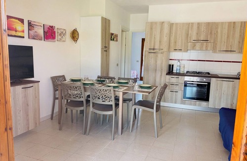 San Teodoro City Centre House | Holiday Home 'Villetta Serena' with Shared Terrace, Wi-Fi and Air Conditioning