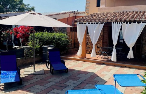 San Teodoro City Centre House | Holiday Home 'Villetta Serena' with Shared Terrace, Wi-Fi and Air Conditioning