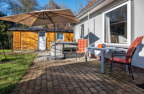 Brunsbuttel House | Holiday Home 'Wellness Oasis with Whirlpool and Sauna' with Private Terrace, Garden and Wi-Fi