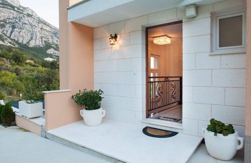 Makarska Villa | Holiday home with a heated pool with a beautiful view of the sea.
