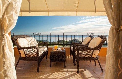 Makarska Villa | Holiday home with a heated pool with a beautiful view of the sea.
