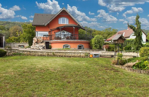 Balatongyorok House | Holiday home with panoramic views of Lake Balaton, WiFi, washing machine