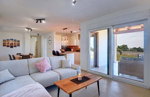 Valtura House | Holiday home with jacuzzi and tavern with billiards