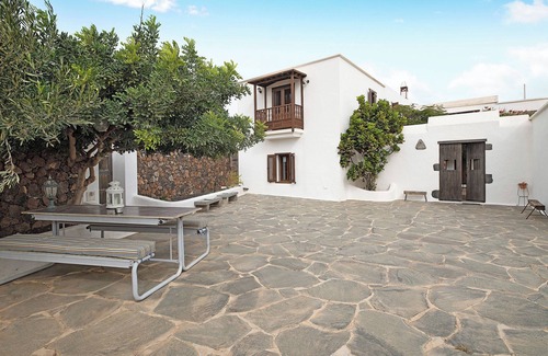 Los Valles House | Holiday home with mountain views, balcony and Wi-Fi