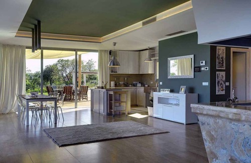 Peruski House | Holiday home with pool and air conditioning