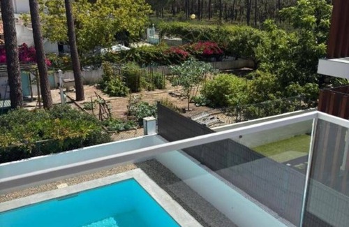 Corroios House | Holiday home with pool 15 minutes walk from the beach and 5 minutes from Aroeira golf course
