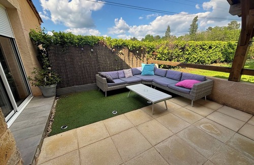 Loubejac House | Holiday Home with Private Pool, Private Terrace and Wi-Fi