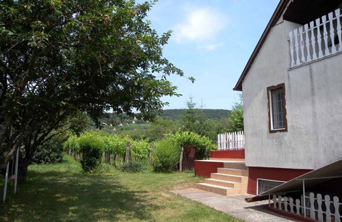 Kovagoors House | Holiday home with swing and garden shower