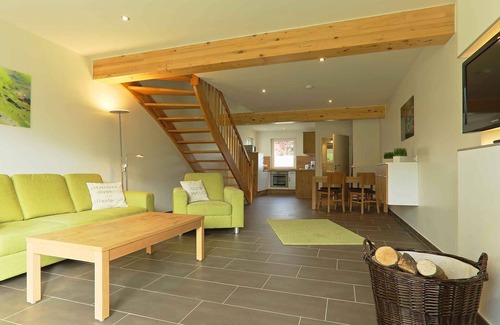 Damp House | Holiday home with WiFi and wellness area