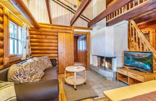 Akaslompolo House | Holiday Home Ylläksen tunturihonkamaja 5 by Interhome