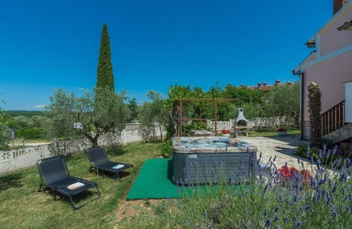 Sveti Lovrec Apartment | Holiday Home Zora with Whirlpool